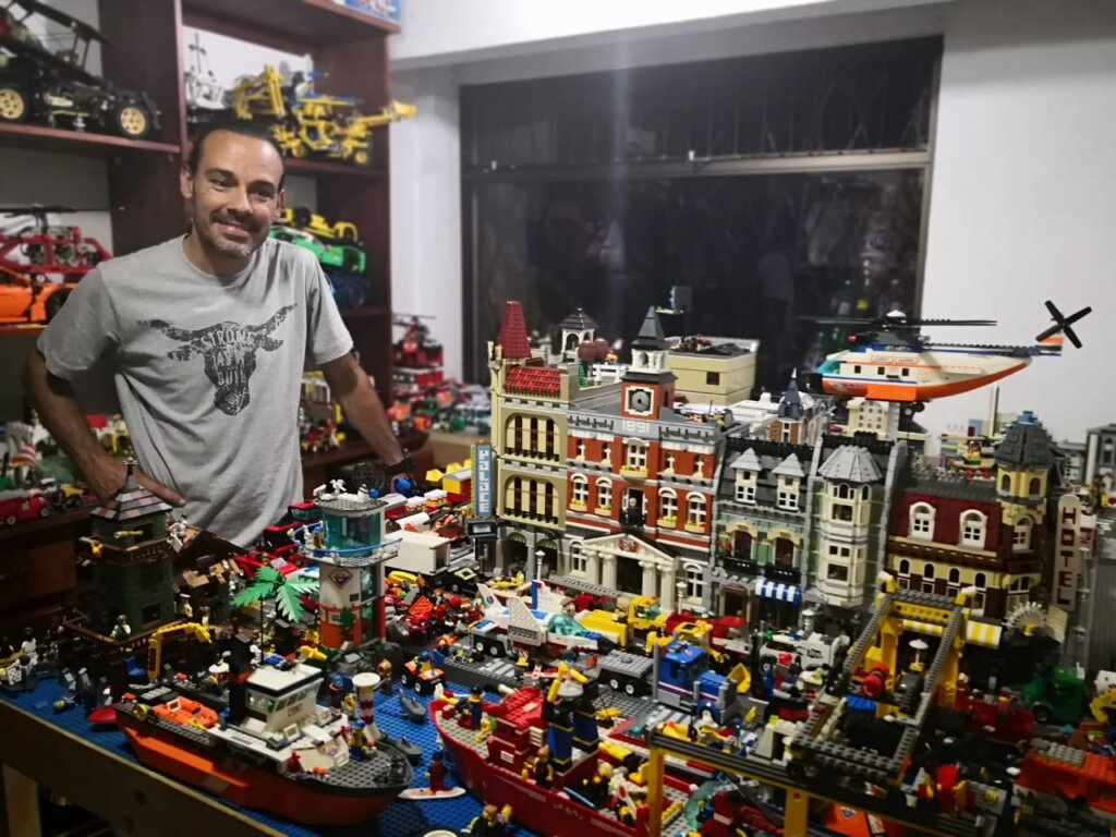 Un apasionado del Lego en Costa Rica Bricks in Bits