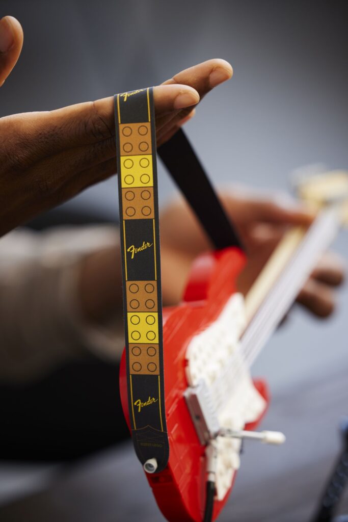 Bricks in Bits LEGO review Ideas Fender® Stratocaster® set revisión guitarra guitar Fender Stratocaster 21329 music instruments