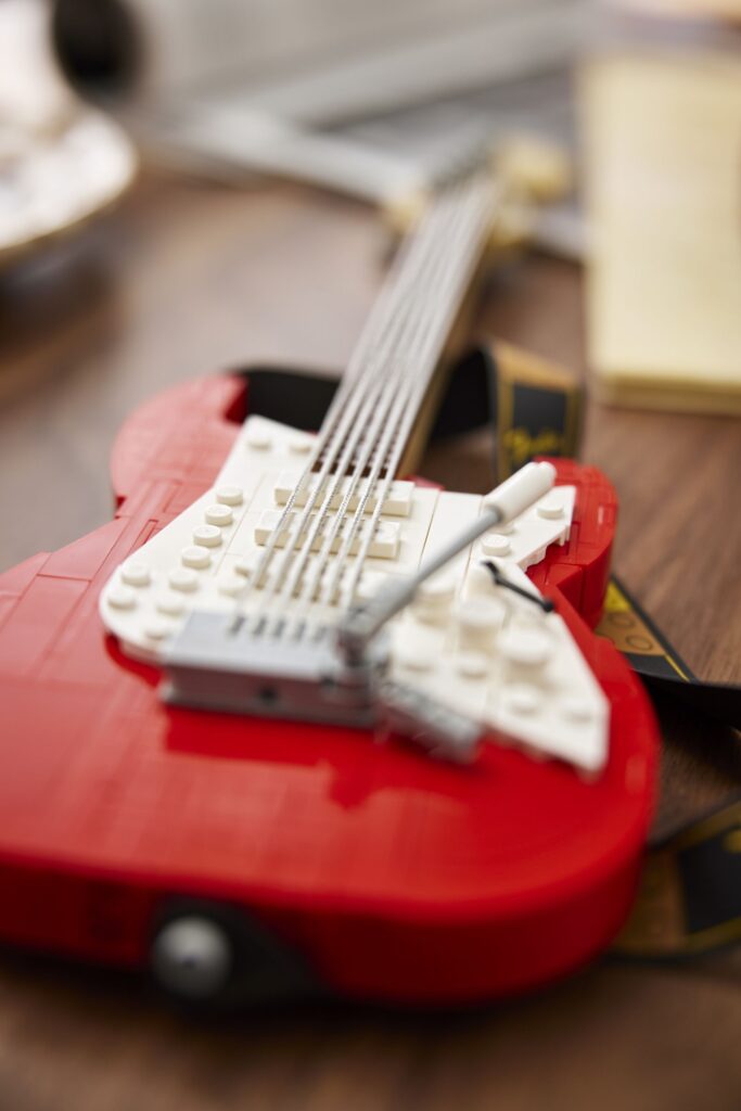 Bricks in Bits LEGO review Ideas Fender® Stratocaster® set revisión guitarra guitar Fender Stratocaster 21329 music instruments