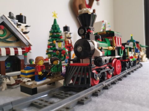 Se acerca la navidad: ¡Es hora de tomar el tren de vacaciones de invierno (10254)!