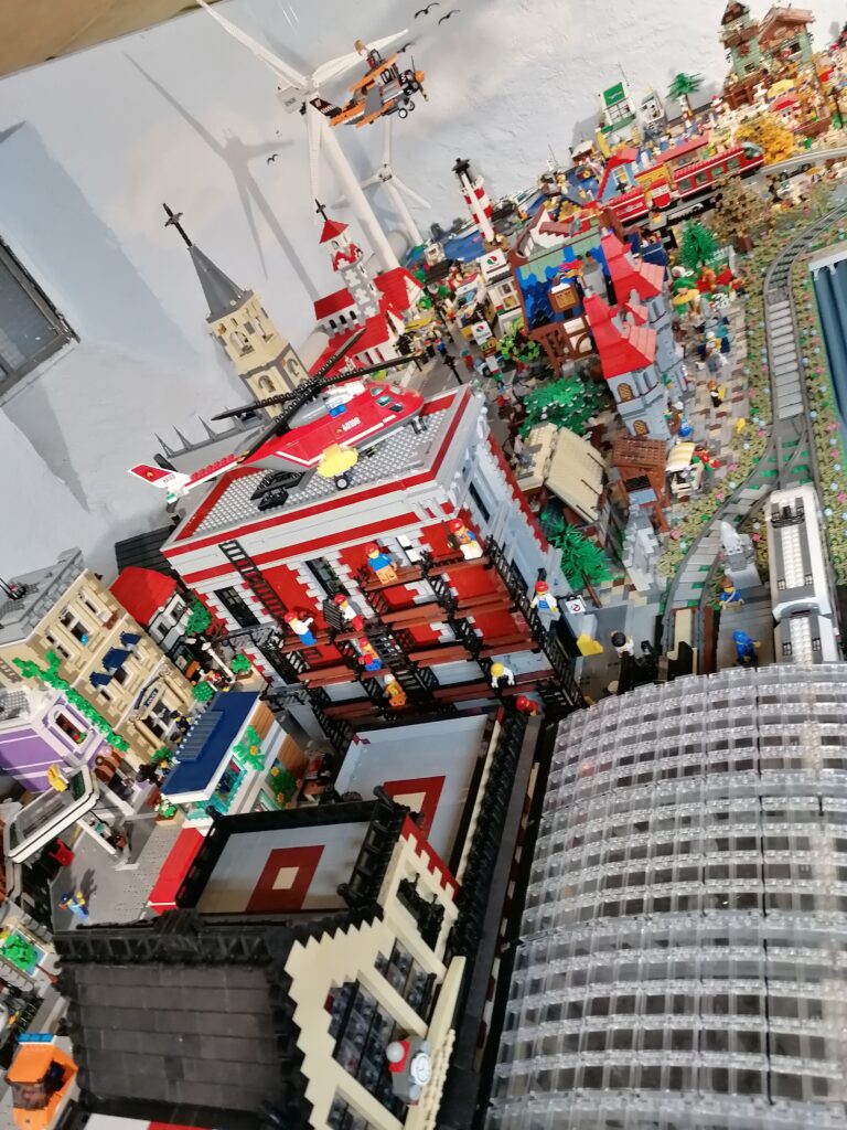 Bricks in Bits LEGO review revision la Ciudad de Tobías MOC Town City 90 aniversario BiB Modular Buildings Edificios Modulares