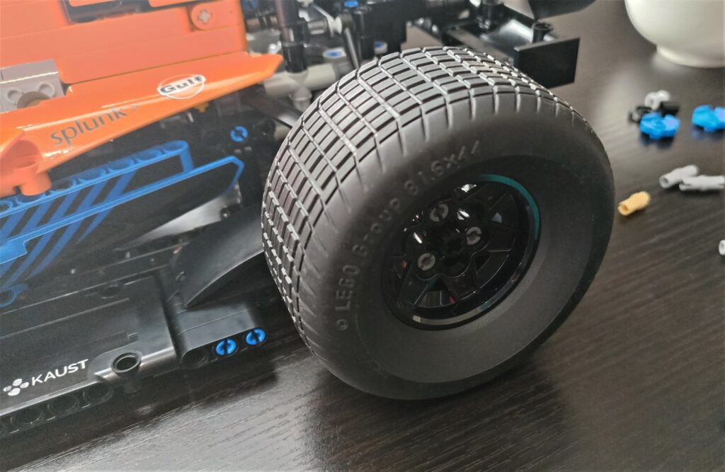 Bricks in Bits LEGO review revision McLaren Formula 1 car Lando Norris Daniel Ricciardo Technic 2022 90 aniversario