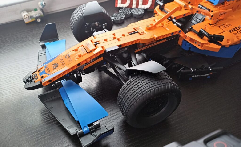 Bricks in Bits LEGO review revision McLaren Formula 1 car Lando Norris Daniel Ricciardo Technic 2022 90 aniversario