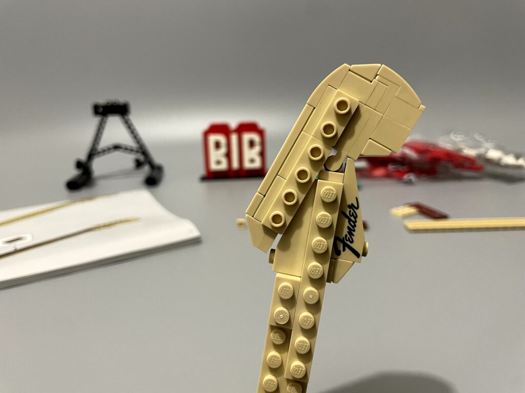 Bricks in Bits LEGO Ideas review Fender Stratocaster guitarra eléctrica 21329 music set 90 aniversario black red