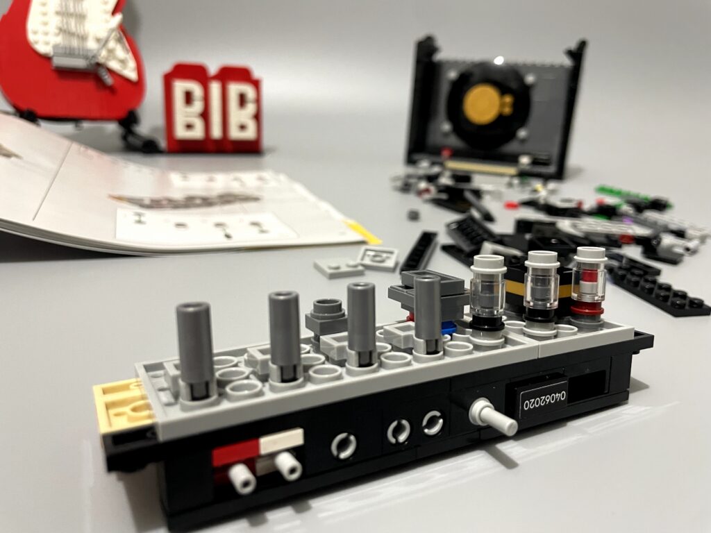 Bricks in Bits LEGO Ideas review Fender Stratocaster guitarra eléctrica 21329 music set 90 aniversario black red