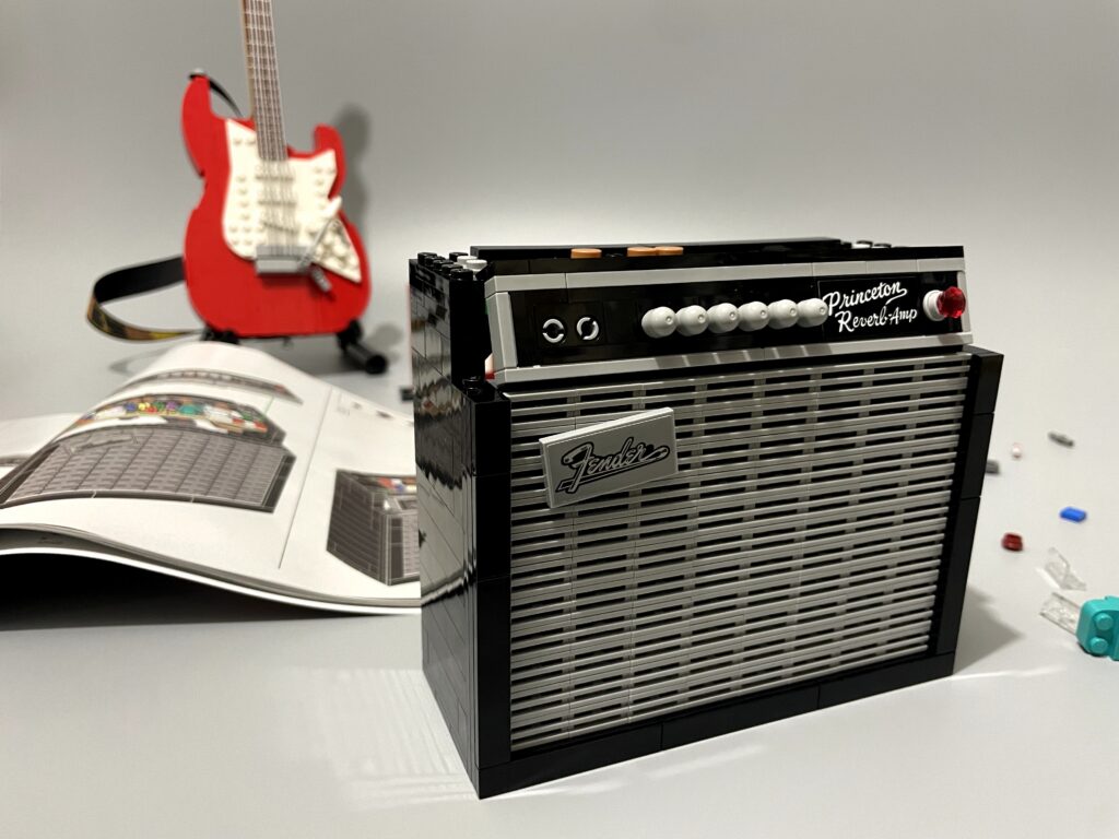 Bricks in Bits LEGO Ideas review Fender Stratocaster guitarra eléctrica 21329 music set 90 aniversario black red