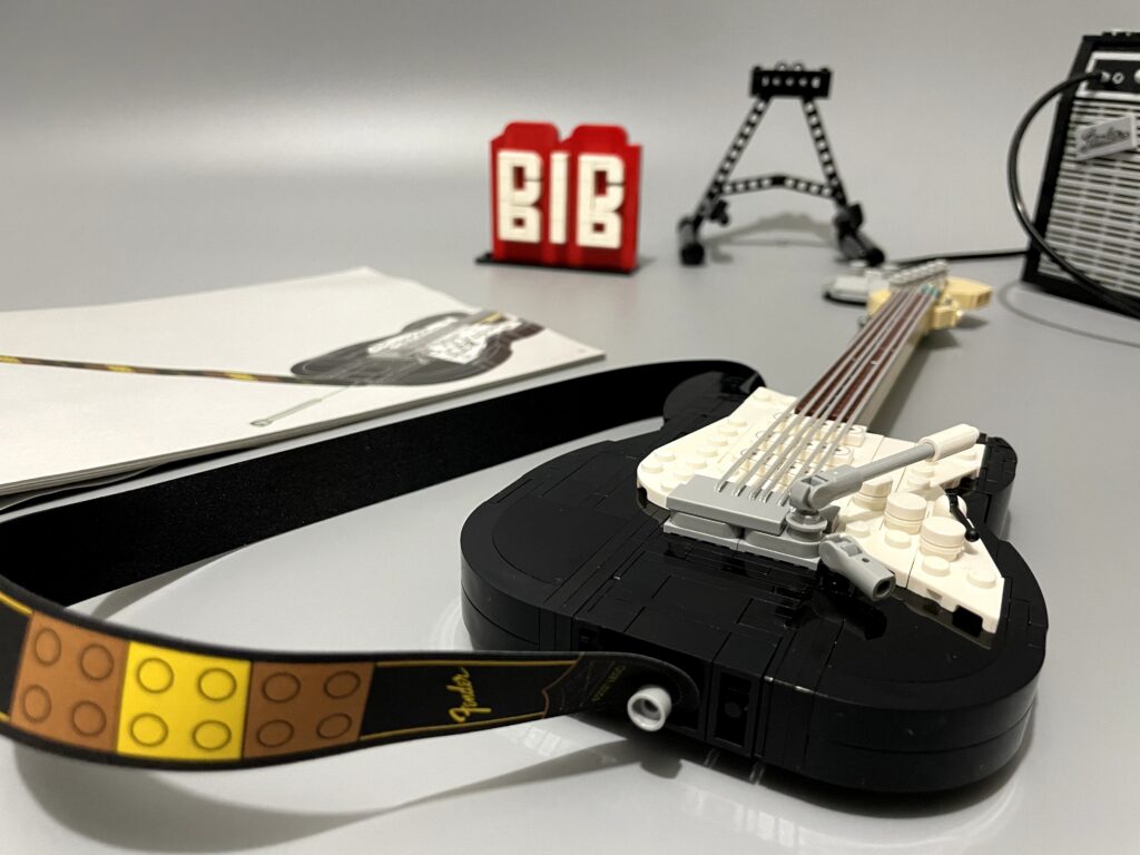 Bricks in Bits LEGO Ideas review Fender Stratocaster guitarra eléctrica 21329 music set 90 aniversario black red