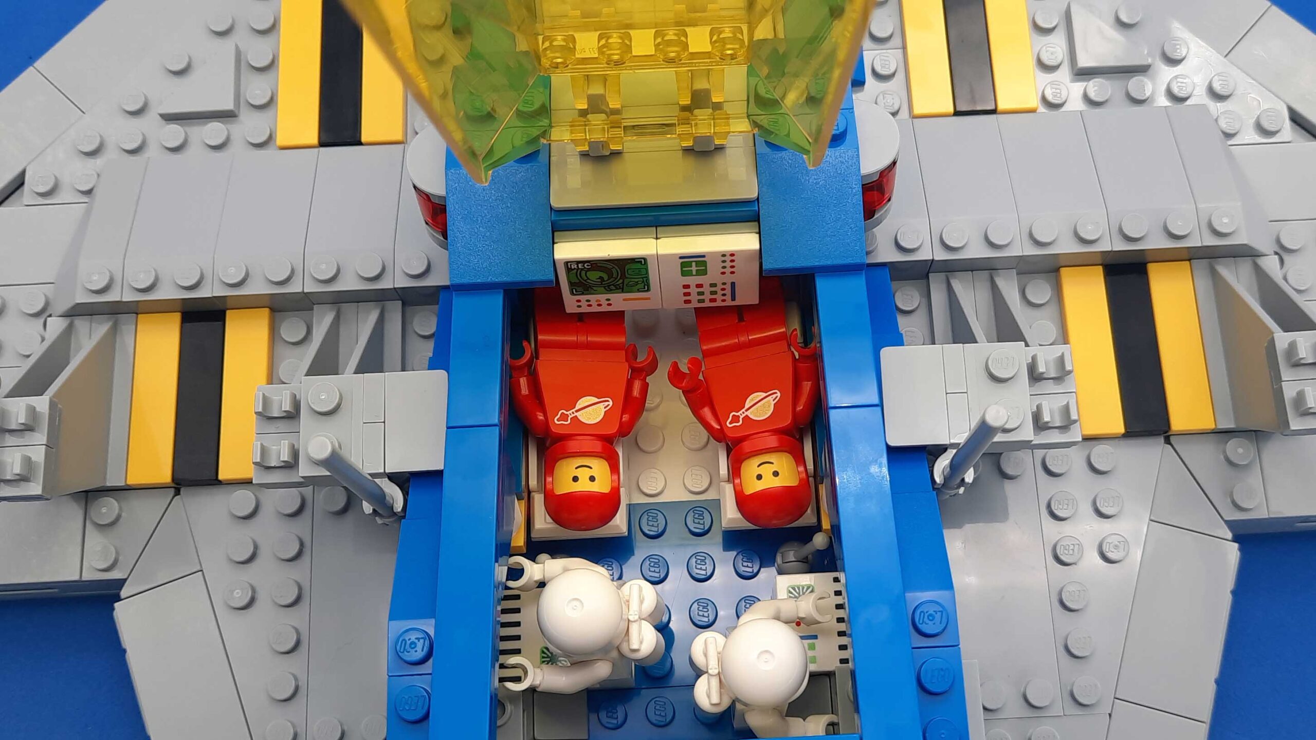 Hola amigos, bienvenidos nuevamente! LEGO® está cumpliendo 90 años de vida y para celebrarlo, el año 2021 realizó una encuesta entre sus seguidores sobre qué temática debería seguir el set para esta conmemoración. Una votación no exenta de polémicas y que culminó anunciando en la LEGO Con pasada los dos nuevos sets, uno de la línea Castle y otro de la línea Space Classic: Por un lado, el Lion Knight’s Castle (10305) y por otro el Galaxy Expolerer (10497). Es así, como LEGO® nos ha enviado muy genitalmente nos ha enviado un ejemplar de cada uno de ellos para que nosotros realizáramos nuestra revisión y demos nuestros puntos de vista. Es así como hoy tenemos para ustedes, en este preciso artículo, nuestra impresión de este nuevo set que celebra 90 años de vida de nuestra marca de juguetes favorita: El Galaxy Explorer (10497).