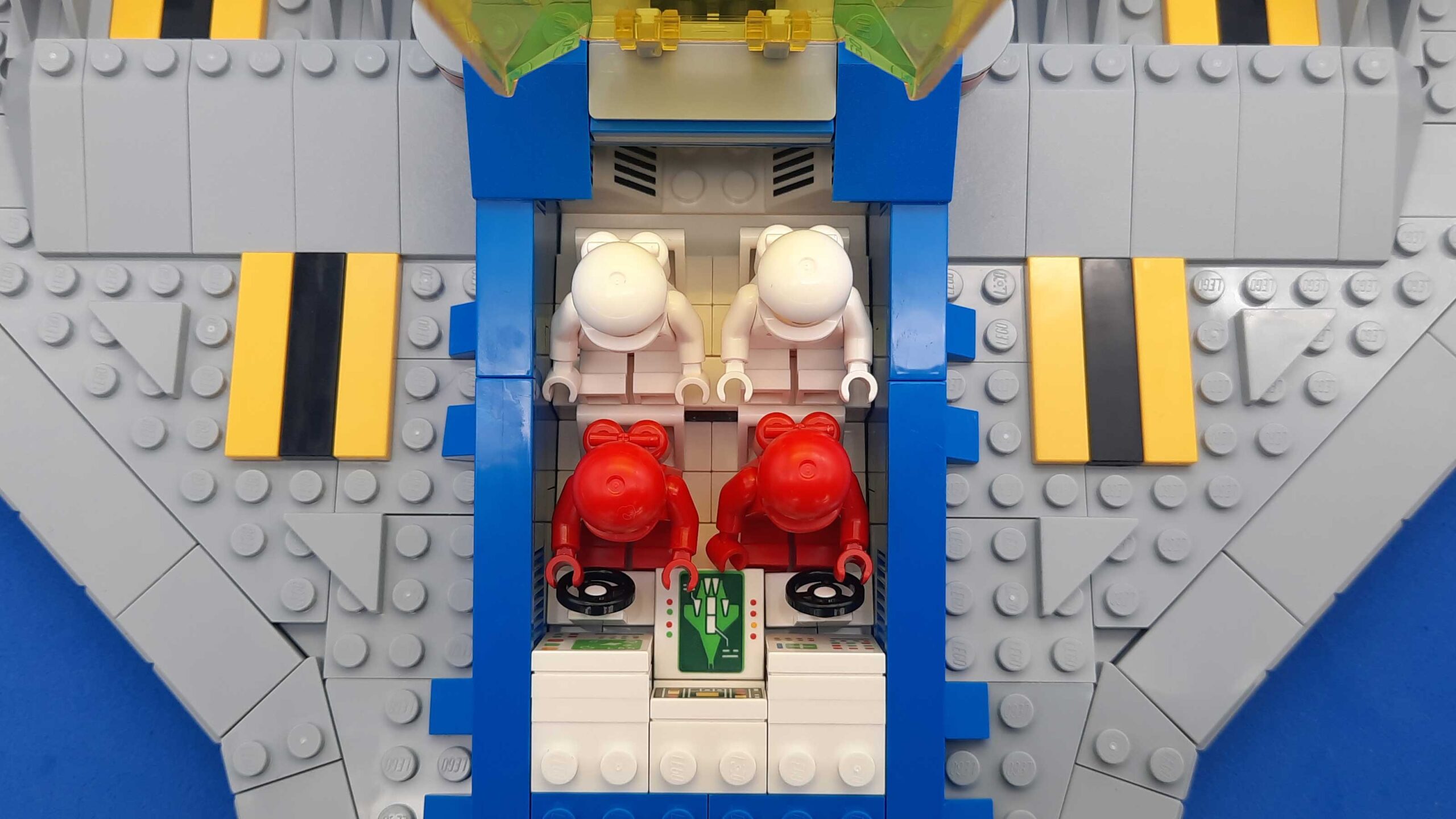 Hola amigos, bienvenidos nuevamente! LEGO® está cumpliendo 90 años de vida y para celebrarlo, el año 2021 realizó una encuesta entre sus seguidores sobre qué temática debería seguir el set para esta conmemoración. Una votación no exenta de polémicas y que culminó anunciando en la LEGO Con pasada los dos nuevos sets, uno de la línea Castle y otro de la línea Space Classic: Por un lado, el Lion Knight’s Castle (10305) y por otro el Galaxy Expolerer (10497). Es así, como LEGO® nos ha enviado muy genitalmente nos ha enviado un ejemplar de cada uno de ellos para que nosotros realizáramos nuestra revisión y demos nuestros puntos de vista. Es así como hoy tenemos para ustedes, en este preciso artículo, nuestra impresión de este nuevo set que celebra 90 años de vida de nuestra marca de juguetes favorita: El Galaxy Explorer (10497).