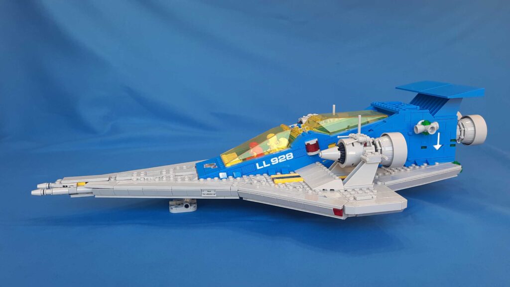 Hola amigos, bienvenidos nuevamente! LEGO® está cumpliendo 90 años de vida y para celebrarlo, el año 2021 realizó una encuesta entre sus seguidores sobre qué temática debería seguir el set para esta conmemoración. Una votación no exenta de polémicas y que culminó anunciando en la LEGO Con pasada los dos nuevos sets, uno de la línea Castle y otro de la línea Space Classic: Por un lado, el Lion Knight’s Castle (10305) y por otro el Galaxy Expolerer (10497). Es así, como LEGO® nos ha enviado muy genitalmente nos ha enviado un ejemplar de cada uno de ellos para que nosotros realizáramos nuestra revisión y demos nuestros puntos de vista. Es así como hoy tenemos para ustedes, en este preciso artículo, nuestra impresión de este nuevo set que celebra 90 años de vida de nuestra marca de juguetes favorita: El Galaxy Explorer (10497).