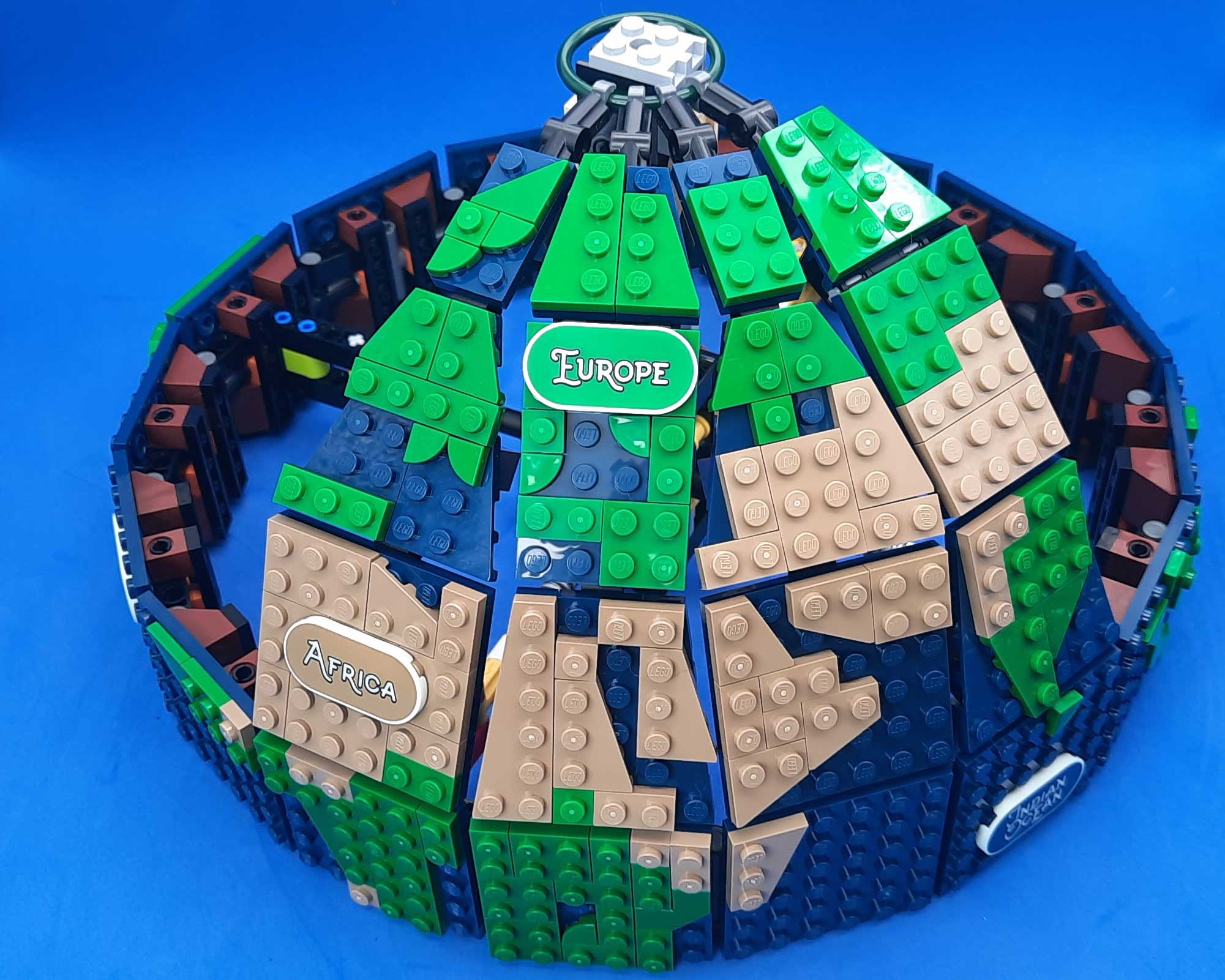 Bricks in Bits LEGO review revision Ideas 40 The Globe El Globo 21332 90 aniversario set noticia novedades 5 continentes globo terráqueo