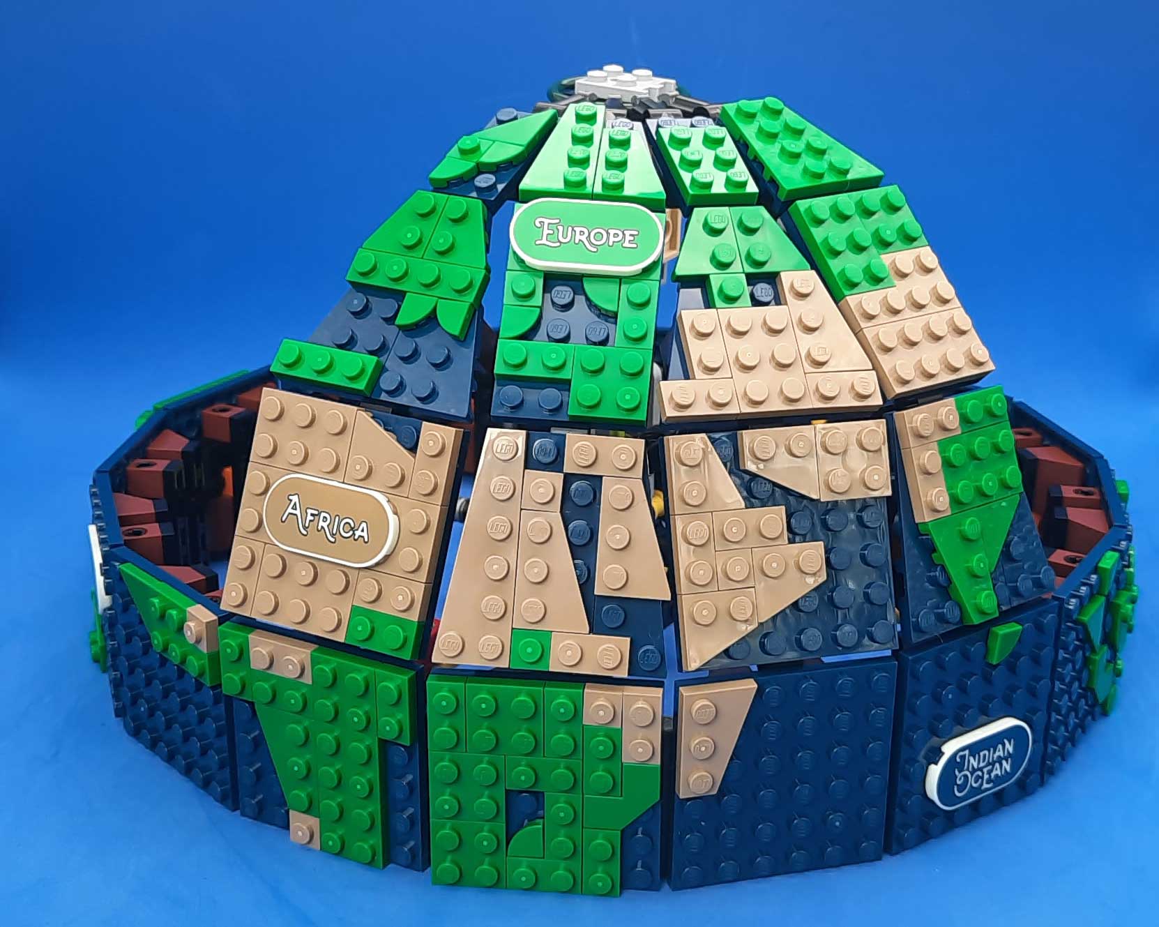 Bricks in Bits LEGO review revision Ideas 40 The Globe El Globo 21332 90 aniversario set noticia novedades 5 continentes globo terráqueo