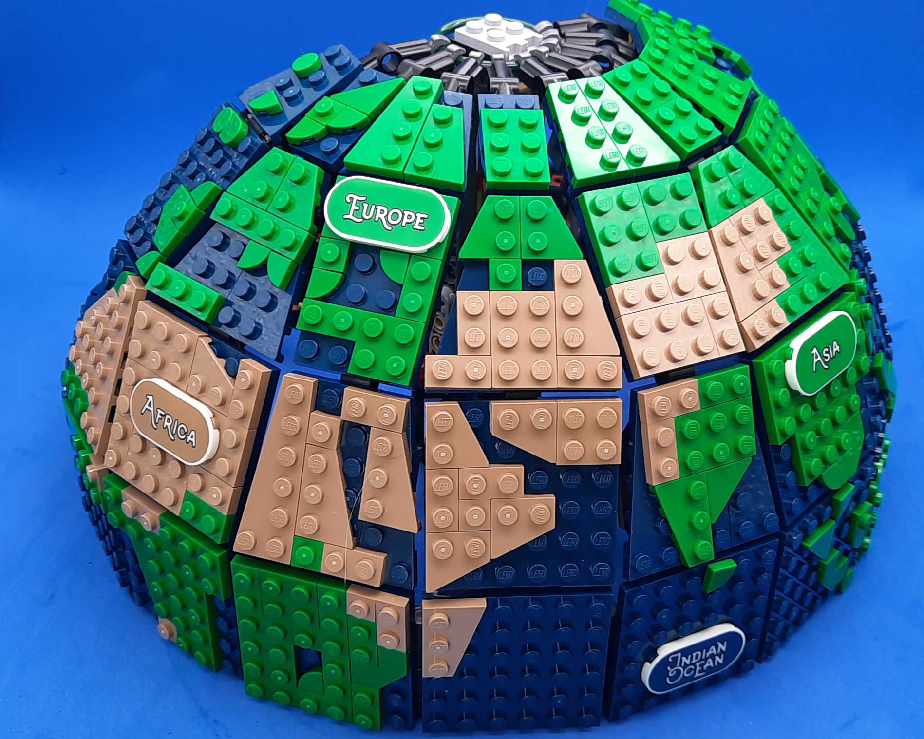 Bricks in Bits LEGO review revision Ideas 40 The Globe El Globo 21332 90 aniversario set noticia novedades 5 continentes globo terráqueo
