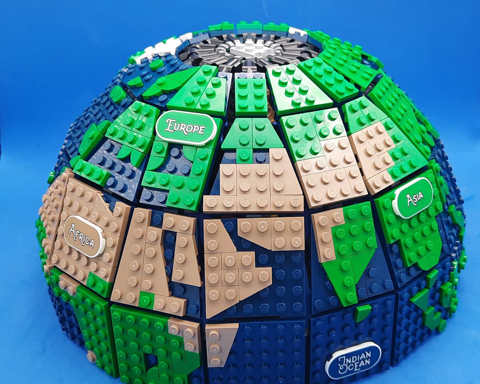 Bricks in Bits LEGO review revision Ideas 40 The Globe El Globo 21332 90 aniversario set noticia novedades 5 continentes globo terráqueo