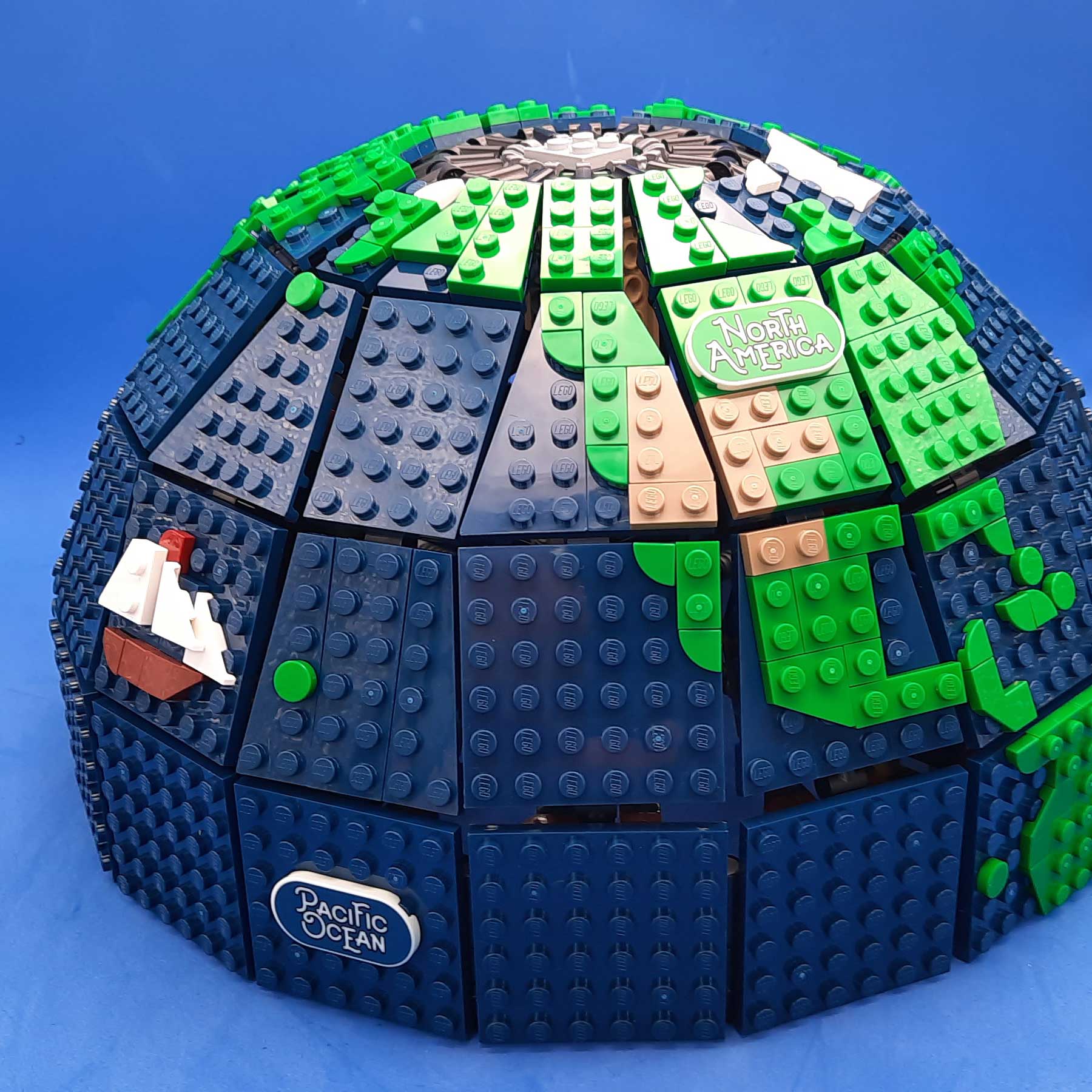 Bricks in Bits LEGO review revision Ideas 40 The Globe El Globo 21332 90 aniversario set noticia novedades 5 continentes globo terráqueo