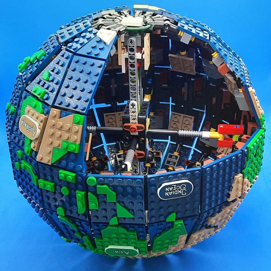 Bricks in Bits LEGO review revision Ideas 40 The Globe El Globo 21332 90 aniversario set noticia novedades 5 continentes globo terráqueo