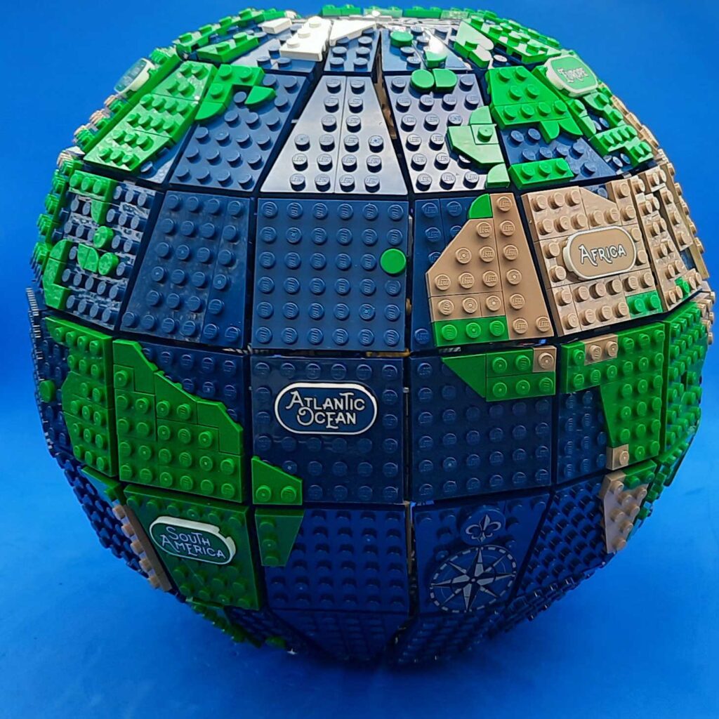 Bricks in Bits LEGO review revision Ideas 40 The Globe El Globo 21332 90 aniversario set noticia novedades 5 continentes globo terráqueo