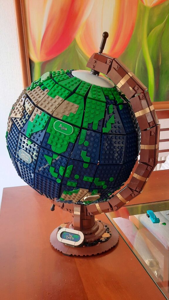 Bricks in Bits LEGO review revision Ideas 40 The Globe El Globo 21332 90 aniversario set noticia novedades 5 continentes globo terráqueo