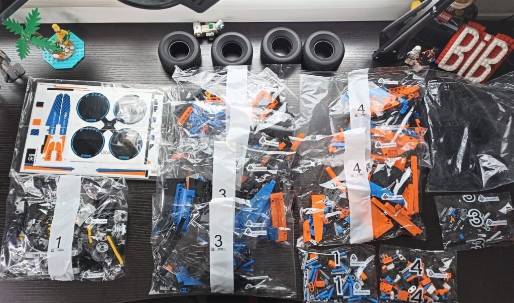 Bricks in Bits LEGO review revision McLaren Formula 1 car Lando Norris Daniel Ricciardo Technic 2022 90 aniversario